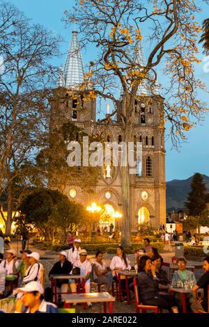 Basilique de l'Immaculée conception, place principale au coucher du soleil.jardin, Antioquia. Ville du patrimoine de la Colombie. Banque D'Images