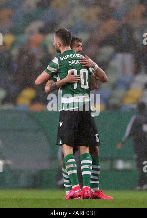 Lisbonne. 27 janvier 2020. Bruno Fernandes (Retour) de Sporting CP célèbre avec Andraz Sporar lors du match de football de la Ligue portugaise entre Sporting CP et CS Maritimo au stade Jose Alvalade à Lisbonne, Portugal, le 27 janvier 2020. Crédit: Pedro Fiuza/Xinhua/Alay Live News Banque D'Images