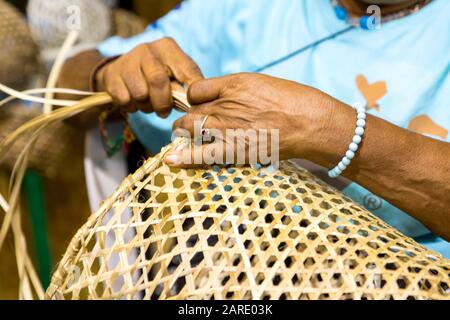 Femme afro-colombienne tissant un panier de paume. Le Festival Petronio Alvarez est dédié à la culture, au folklore et à la tradition afro-descendante du C Banque D'Images