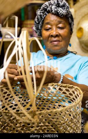 Femme afro-colombienne tissant un panier de paume. Le Festival Petronio Alvarez est dédié à la culture, au folklore et à la tradition afro-descendante du C Banque D'Images