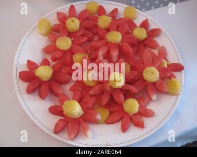 La pastèque daisies avec des centres d'ananas sur une plaque Banque D'Images