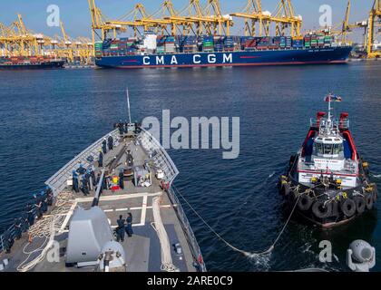 191228-N-CP 620-0060 JEBEL ALI, Émirats arabes Unis (déc 28, 2019) le croiseur de missiles guidés USS Normandy (CG 60), à gauche, quitte Jebel Ali, aux Émirats arabes Unis, à la suite d'une visite du port prévue. La Normandie fait partie du Groupe de grève des transporteurs Harry S. Truman et est déployée dans la 5ème zone d'opérations de la flotte américaine à l'appui des opérations navales pour assurer la stabilité et la sécurité maritimes dans la région centrale, Relier la Méditerranée et le Pacifique à travers l'Océan Indien occidental et trois points de départ stratégiques. (ÉTATS-UNIS Photo marine par Mass Communication Specialist 2ème classe Michael H. Lehman) Banque D'Images