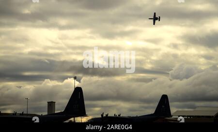 Une force aérienne américaine A-10 Thunderbolt II, affectée à L'équipe de démonstration A-10 C Thunderbolt II, survole la base aérienne Davis-Monthan, Arizona, le 22 janvier 2020. L’objectif de l’équipe de démonstration A-10 est de recruter, de retenir et d’inspirer. (ÉTATS-UNIS Photo de la Force aérienne par Airman 1ère classe Jacob T. Stephens) Banque D'Images