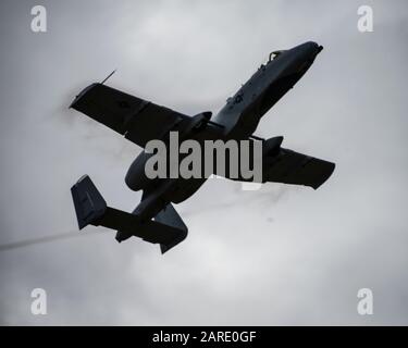 Une force aérienne américaine A-10 Thunderbolt II, affectée à L'équipe de démonstration A-10 C Thunderbolt II, survole la base aérienne Davis-Monthan, Arizona, le 22 janvier 2020. L’objectif de l’équipe de démonstration A-10 est de recruter, de retenir et d’inspirer. (ÉTATS-UNIS Photo de la Force aérienne par Airman 1ère classe Jacob T. Stephens) Banque D'Images