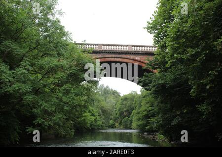 Pont traversant la rivière kelvin Banque D'Images