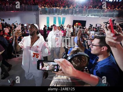 East Rutherford, États-Unis. 27 janvier 2020. Les joueurs des chefs de Kansas City arrivent à parler aux médias lors de la soirée d'ouverture du Super Bowl LIV présentée par LA   À Marlins Park le lundi 27 janvier 2020 à Miami, en Floride. Les chefs de Kansas City joueront les 49ERS de San Francisco dans Super Bowl LIV le dimanche 2 février 2020. Photo de Kevin Dietsch/UPI crédit: UPI/Alay Live News Banque D'Images