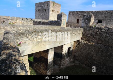 Vue sur les niveaux supérieur et inférieur de l'époque coloniale espagnole pierre fort San Felipe sous un ciel bleu à Bacalar, au Mexique. Banque D'Images