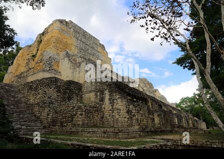 La structure massive I de l'ancienne ville maya de Becan dispose de plusieurs niveaux de chambres sur une place mitoyenne sous un ciel bleu pâle. Banque D'Images