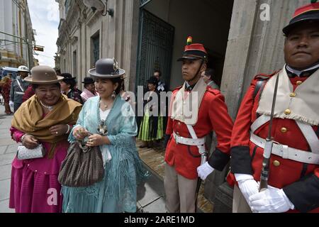 La Paz, LA PAZ, BOLIVIE. 27 janvier 2020. Deux femmes indigènes andines, appelées ''cholitas'', sortent du palais présidentiel de la Paz, en Bolivie, après une déclaration du président temporaire bolivien Añez de faire une loi pour préserver ''cholas'' comme un patrimoine inmatériel et culturel bolivien, contre les discriminations raciales et de travail et pour les réévaluations des femmes rurales et métis. Crédit: Christian Lombardi/Zuma Wire/Alay Live News Banque D'Images