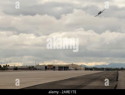 Une force aérienne américaine A-10 Thunderbolt II, affectée à L'équipe de démonstration A-10 C Thunderbolt II, survole la base aérienne Davis-Monthan, Arizona, le 22 janvier 2020. L'équipe de démonstration A-10 a été pilotée par le major Cody “Shiv” Wilton depuis deux ans. (ÉTATS-UNIS Photo de la Force aérienne par le 2ème lieutenant Casey E. Bell) Banque D'Images