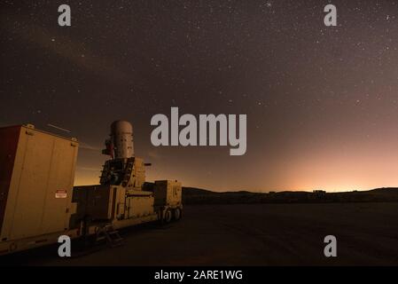 Un système de contre-fusée, d'artillerie et de mortier est positionné et prêt à engager sa cible lors des essais nocturnes de C-RAM sur fort Sill, Okla., 24 janvier 2020. Charlie Battery, 2ème Bataillon, 44ème Régiment d'artillerie de défense aérienne, a habité ce canon. Banque D'Images