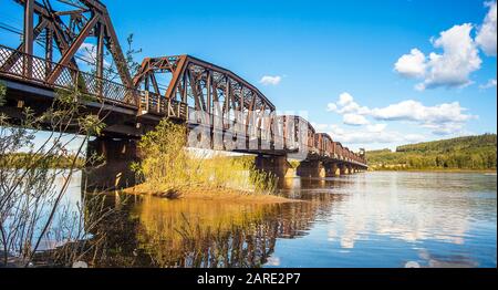 Pont ferroviaire au-dessus du fleuve Fraser à Prince George Colombie-Britannique Canada Banque D'Images