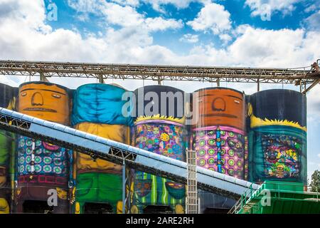 Vancouver Colombie-Britannique Canada le 06 juin 2018 silos peints de couleurs vives dans une zone industrielle Banque D'Images