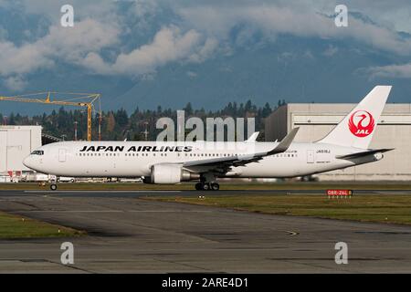 L'avion JAL de Japan Airlines Boeing 767-300 ER (767-346 ER) est un avion-avion bi-moteur grand-corps qui part de l'aéroport international de Vancouver Banque D'Images