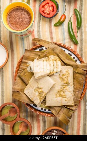 Tamales Oaxaqueños, plat mexicain fabriqué avec de la pâte de maïs, du poulet ou du porc et du piment, enveloppé dans des feuilles de banane. Banque D'Images