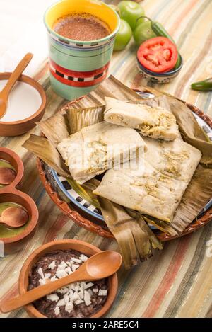 Tamales Oaxaqueños, plat mexicain fabriqué avec de la pâte de maïs, du poulet ou du porc et du piment, enveloppé dans des feuilles de banane. Banque D'Images
