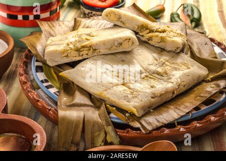 Tamales Oaxaqueños, plat mexicain fabriqué avec de la pâte de maïs, du poulet ou du porc et du piment, enveloppé dans des feuilles de banane. Banque D'Images