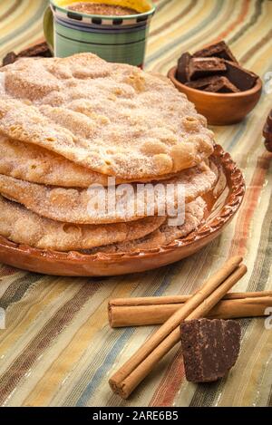 Buñuelos, plat mexicain fait de pâte de farine qui est frite et ajouter du sucre sur le dessus. Banque D'Images