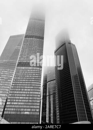 Prise de vue verticale en niveaux de gris de bâtiments d'affaires modernes en hauteur Banque D'Images