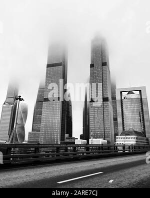 Prise de vue verticale en niveaux de gris de bâtiments d'affaires modernes en hauteur Banque D'Images