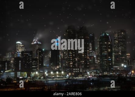 La ville de Calgary sous une couverture d'une nuit d'hiver très froide, Calgary, Alberta, Canada Banque D'Images