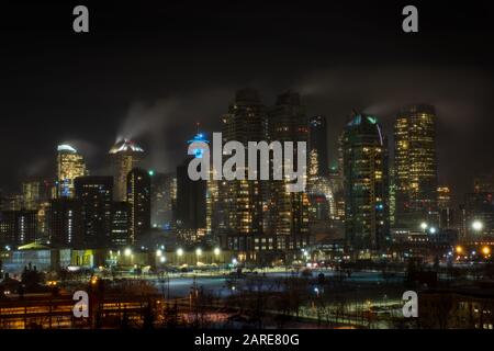 La ville de Calgary sous une couverture d'une nuit d'hiver très froide, Calgary, Alberta, Canada Banque D'Images