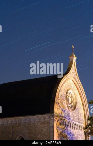 Photo verticale de la Chapelle en Charente, France, la nuit Banque D'Images