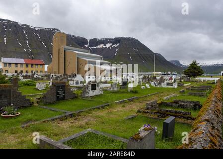 Photo à grand angle d'un petit cimetière sous le ciel nuageux Ciel en Islande Banque D'Images