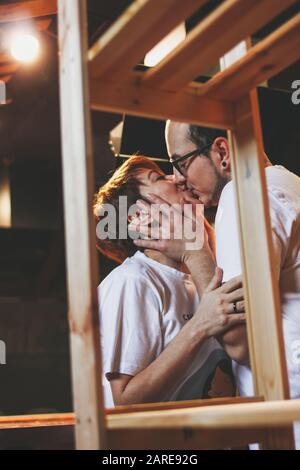 Un jeune couple heureux en amoureux embrassant et s'amuser ensemble à la maison Banque D'Images