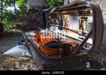 Cliché sélectif d'un violon dans son cas le sol Banque D'Images