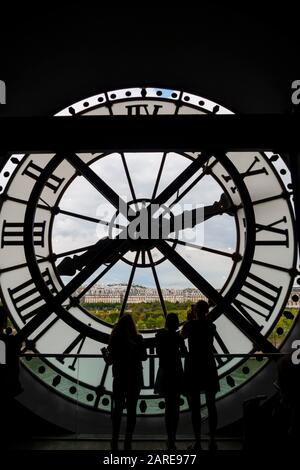 L'horloge du Musée d'Orsay offre aux visiteurs une vue sur Paris, France. Banque D'Images