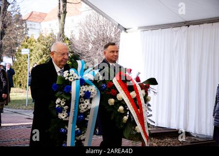 Oswiecim, Pologne. 27 janvier 2020. Le Président de la République de Pologne Andrzej Duda et le Président d'Israël Reuwen Riwlin firent des fleurs au Monument du Capitaine Witold Pilecki lors du 75ème anniversaire de la libération de KL Auschwitz-Birkenau. Crédit: Sopa Images Limited/Alay Live News Banque D'Images