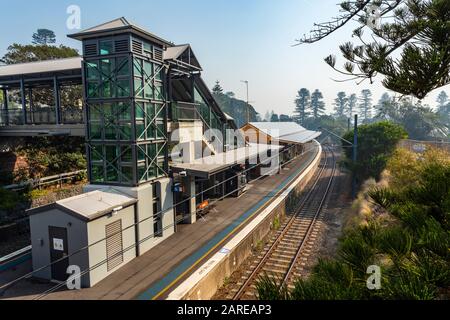 Vue sur l'escalier moderne, ascenseurs tour et passerelle à côté du bâtiment de la gare de 1893 situé dans le centre de Kiama, côte sud de New South Banque D'Images