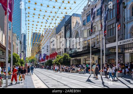 Melbourne, Australie - Circa décembre 2019 : rue Bourke surpeuplée du quartier des affaires de Melbourne décorée pour Noël. Les gens apprécient la journée ensoleillée. Banque D'Images