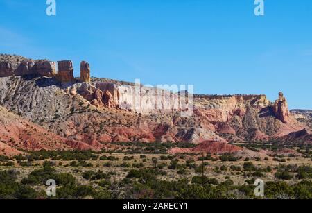 Les magnifiques montagnes entourant Abiquiu, Nouveau-Mexique, sont encore plus époustouflantes avec les couleurs de l'automne. Banque D'Images