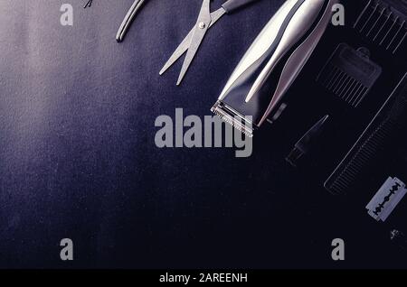 Rasoir, rasoir, brosse, Comb, ciseaux, tondeuse et tondeuse à cheveux. Accessoires pour matériel de salon de coiffure sur fond noir vue du dessus copyspace Banque D'Images