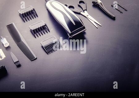 Rasoir, rasoir, brosse, Comb, ciseaux, tondeuse et tondeuse à cheveux. Accessoires pour matériel de salon de coiffure sur fond noir vue du dessus copyspace Banque D'Images