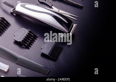 Rasoir, rasoir, brosse, Comb, ciseaux, tondeuse et tondeuse à cheveux. Accessoires pour matériel de salon de coiffure sur fond noir vue du dessus copyspace Banque D'Images