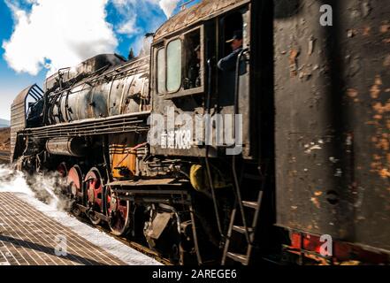 La locomotive QJ 7038 entre à la gare de Jingpeng sur le chemin de fer de Jitong, en Mongolie intérieure, en Chine Banque D'Images