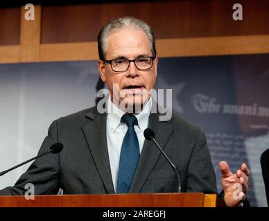 Washington, ÉTATS-UNIS - 27 JANVIER 2020: Le sénateur américain Mike Braun (R-IN) discute de la destitution lors d'une conférence de presse à Washington, DC. Banque D'Images