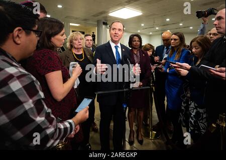 Washington, ÉTATS-UNIS - 27 JANVIER 2020: Le représentant des États-Unis Adam Schiff (D-CA) discute du procès de destitution près du métro du Sénat à Washington, DC. Banque D'Images