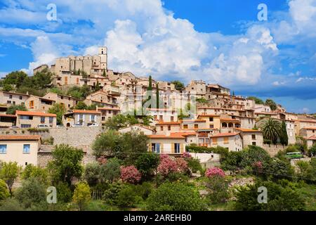 Village d'Eus dans les Pyrénées-Orientales avant la pluie, Languedoc-Roussillon. EUS est classé comme l'un des 100 plus beaux villages de France Banque D'Images