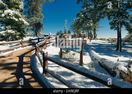 Panneau en béton au Black Birch Canyon, une altitude de 8 750 au parc national de Bryce Canyon dans l'Utah - décembre 2019 Banque D'Images