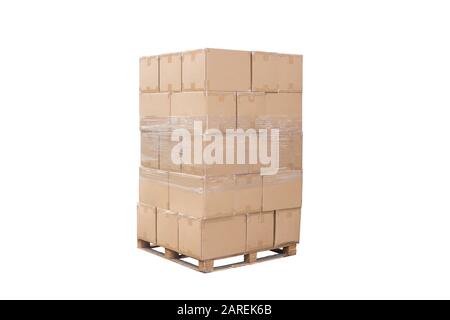 Boîtes brunes sur palette de bois, fond blanc avec chemin de découpe Banque D'Images