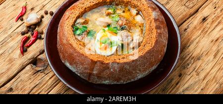 Soupe traditionnelle polonaise Zurek, dans un pain Banque D'Images