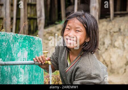 Portrait d'une fille d'Apatani sans les tatouages et les disques traditionnels de bambou dans ses narines Banque D'Images