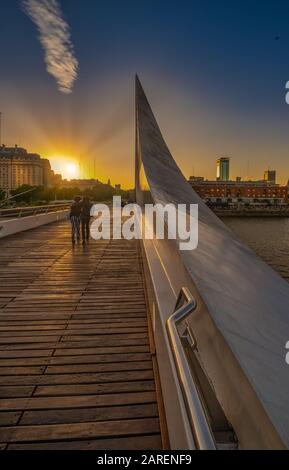 Puente de la Mujer (pont de la femme, un pont tournant à Puerto Madero, l'ancien quartier des quais de la ville de Buenos Aires, Buenos Aires, Argentin Banque D'Images