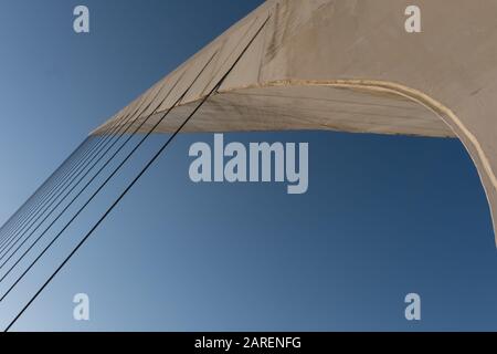 Puente de la Mujer (pont de la femme, un pont tournant à Puerto Madero, l'ancien quartier des quais de la ville de Buenos Aires, Buenos Aires, Argentin Banque D'Images