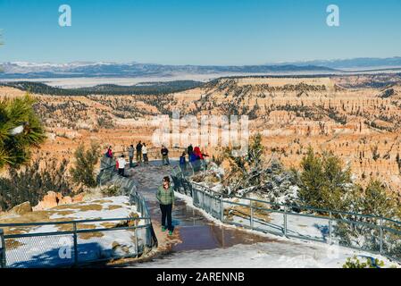 Bryce Canyon, - décembre 2019 l'amphithéâtre avec des hoodoos à Bryce Canyon recouvert de neige, inspiration point Banque D'Images