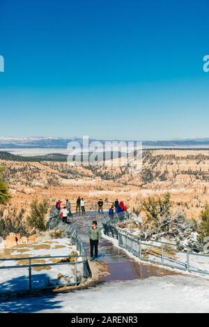 Bryce Canyon, - décembre 2019 l'amphithéâtre avec des hoodoos à Bryce Canyon recouvert de neige, inspiration point Banque D'Images